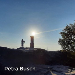 Petra Busch: Fotografie ohne Titel (Wanderer auf einem Gipfel)